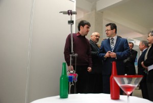D-nul Mihnea Costoiu urmărind o demonstraţie cu robotul care prepara cocktail-uri (foto: Otilia Mureşan, Monitorul de Cluj)