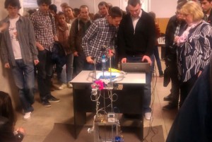Studenţii noştri făcând demonstraţii cu robotul care face goleşte tăvile