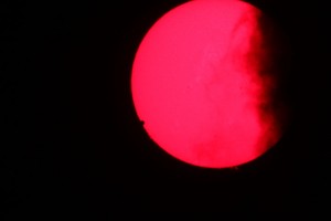 Soarele tranzitat de Venus, de nori și marcat de protuberanțe 06.06.2012